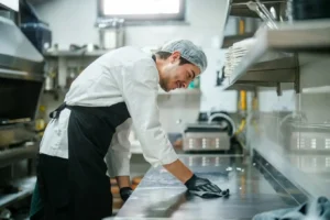 sprzątanie w kuchni restauracyjnej